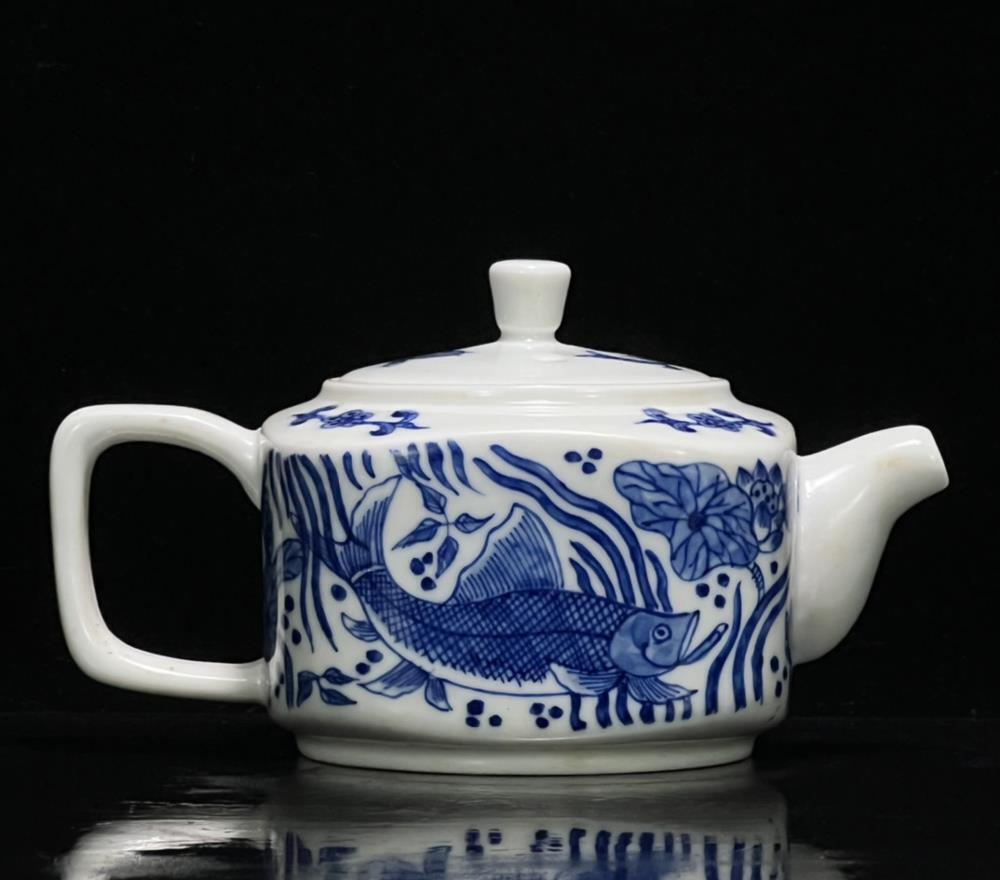 Ruoshen Signed Old Chinese Blue & White Porcelain Teapot w/ fish N38