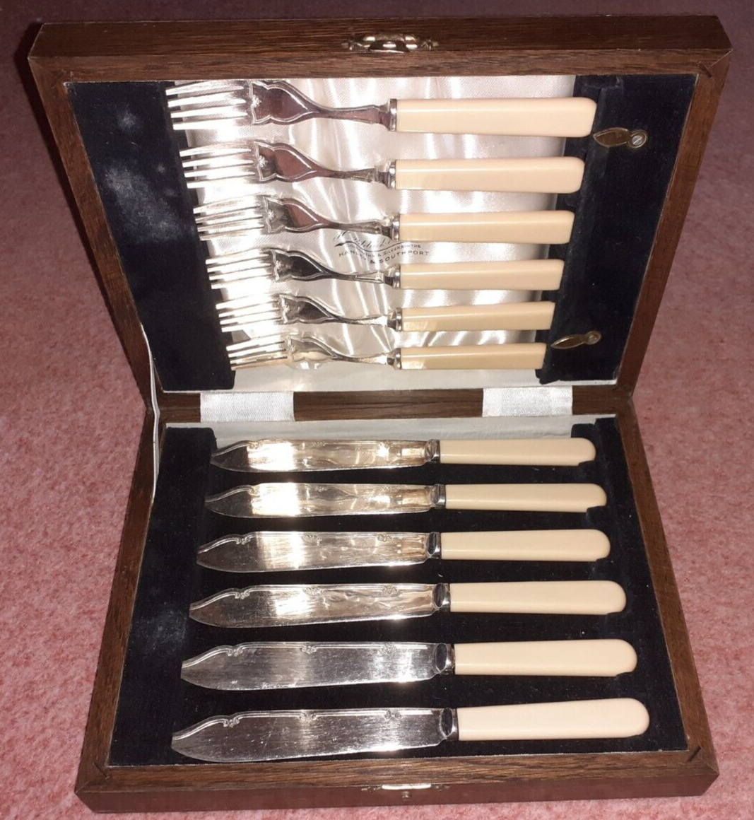 Vintage silver plated set of 6 boxed fish knives and forks.