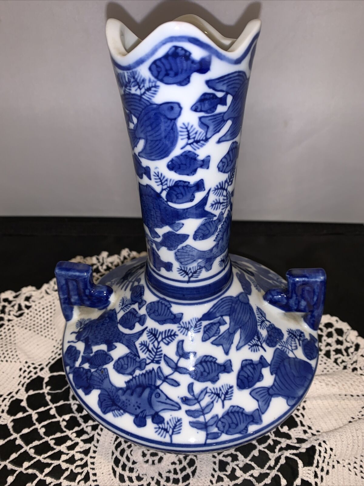Blue and white Chinese porcelain vase with handles Fish