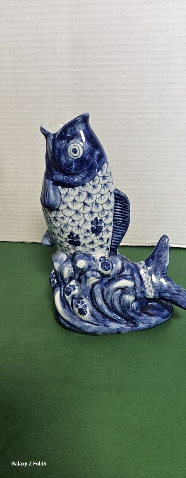 Beautiful Vintage Blue And White Koi Fish Vase 8½in Tall Beautiful Condition No