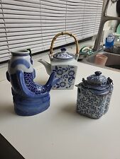 Blue and white Chinese porcelain teapots and fish face picture