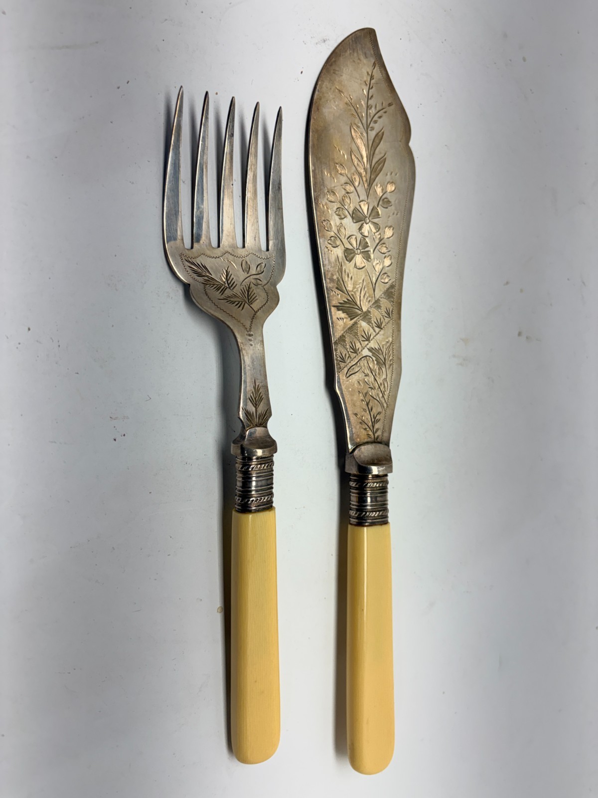 English Silver-plated fish serving knife and fork set
