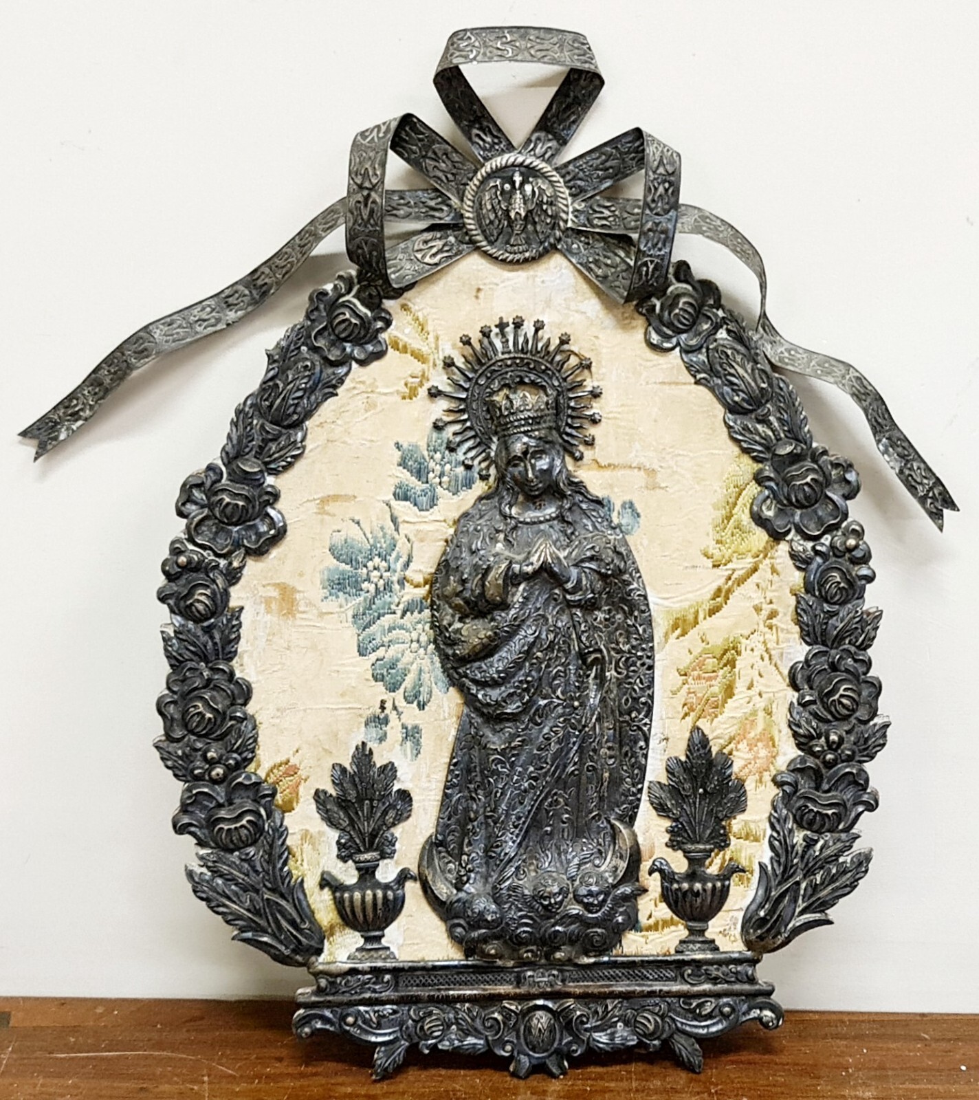 BASS RELIEV IN SILVER. VIRGIN WITH CHILD. EMBROIDERED SILK. XVIII-XIX CENTURY.